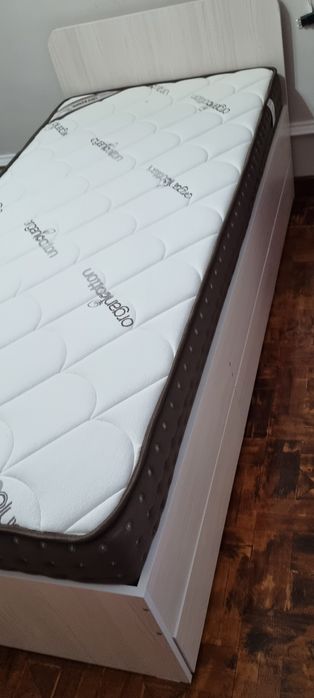 Продам кровать с матрасом