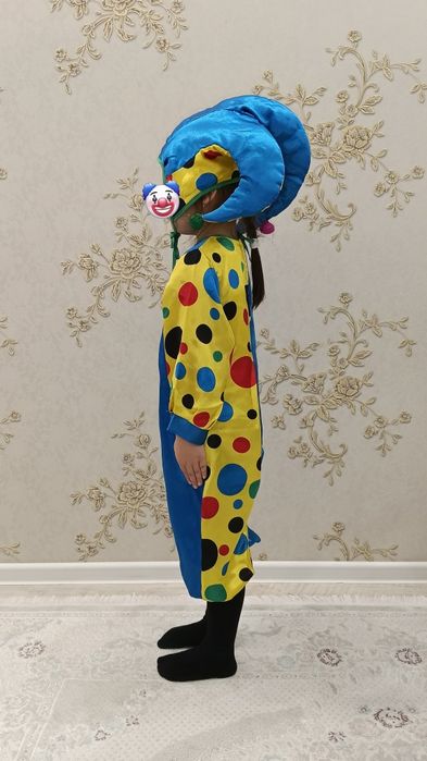 Жаңа жылдық киім сатылады.