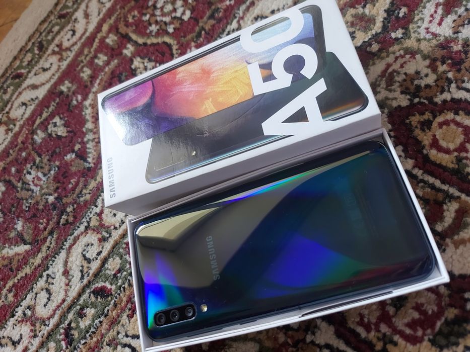 Самсунг А50 64 гб как новая