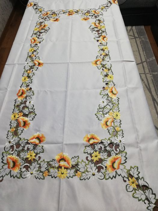 Продам новогоднюю скатерть.