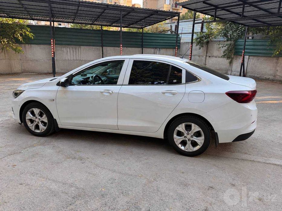 Chevrolet Onix Premier 2
