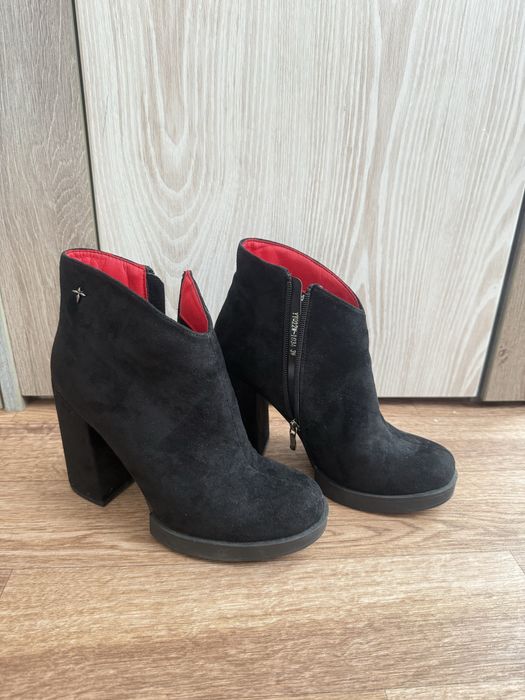 Демисезонные замшевые ботинки на каблуке