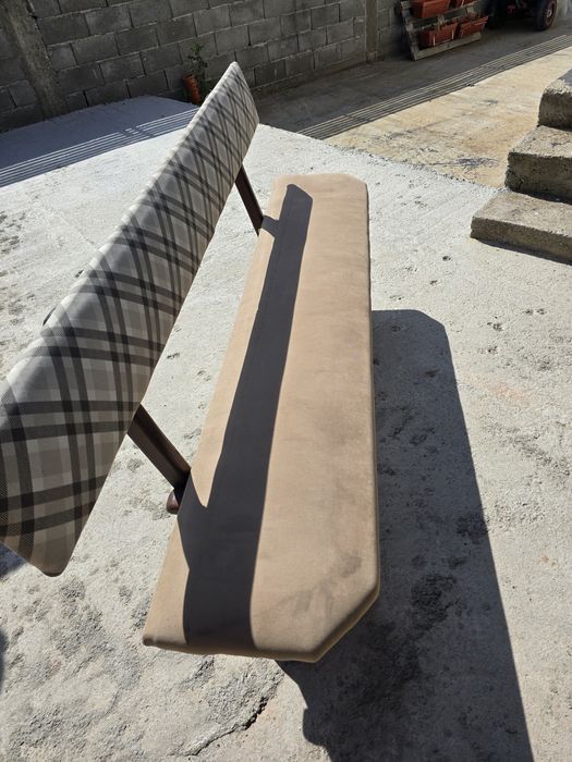 Дървена маса с пейки