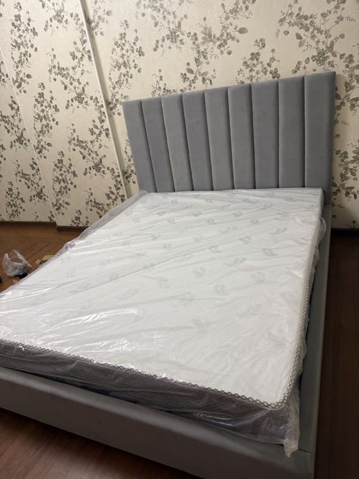 Кровать двуспальная.