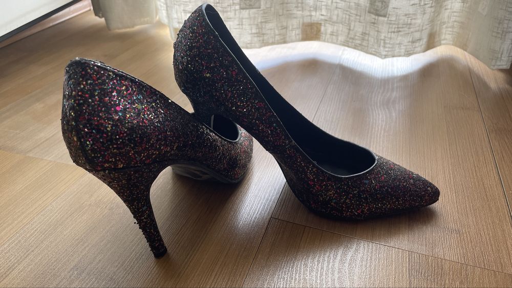 Дамски брокатени обувки