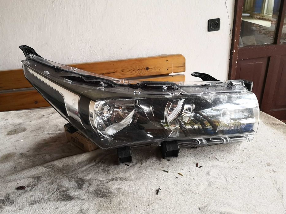 Фар Тойота Корола десен LED/Фар Toyota Corolla e180 LED Оригинален