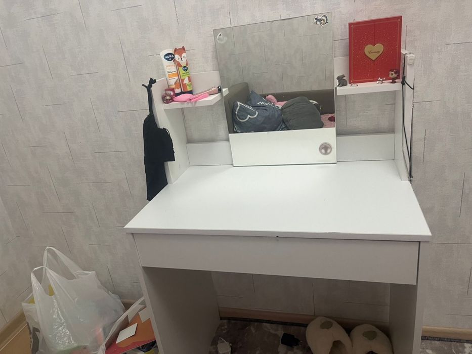 Продам стол и туалетный столик