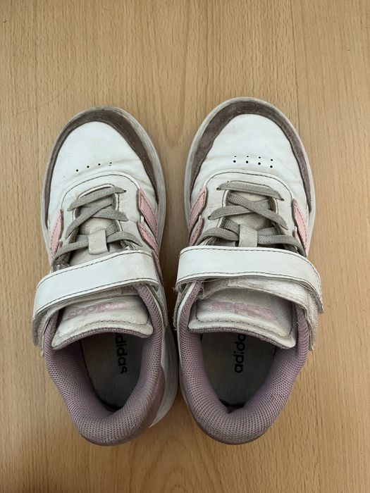 Подарявам детски обувки Adidas 30-ти размер
