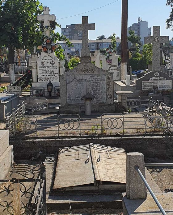 Jumatate cavou-2 locuri suprapuse_Cimitirul central, rd 2 dupa capela