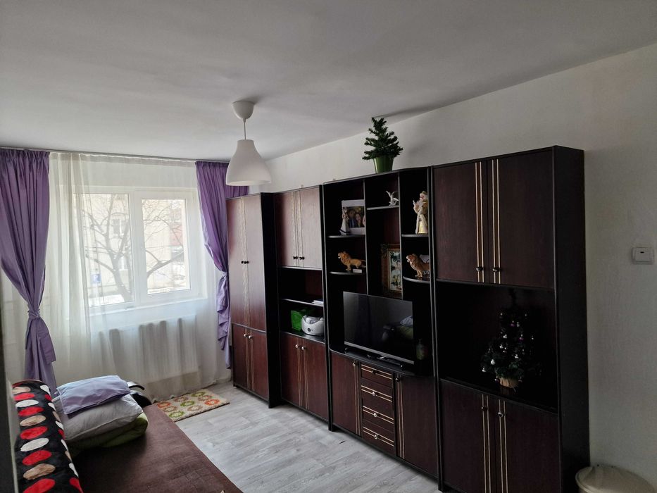 Vand garsoniera in Razboieni, stradala, etaj 1, pret. 38.000 Euro.