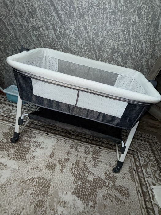 Манеж-кровать с регулировкой высоты, на колесиках