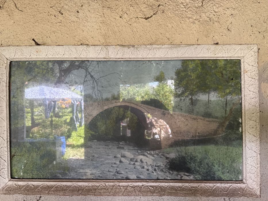 Това е гоблен, изобразяващ молеща се Мадона (Богородица)