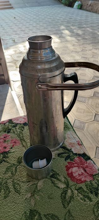 Термос 2 л в отличном состоянии