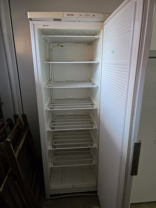 Продавам вертикален фризер Gorenje – голям, работещ