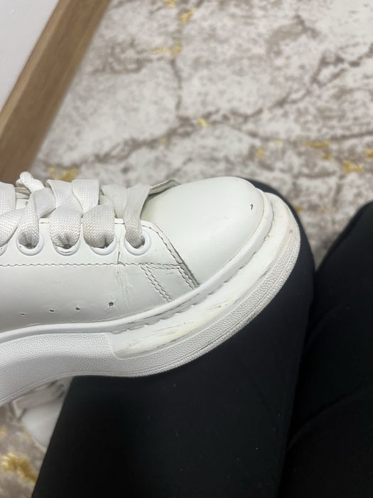 adidasi Alexander McQueen purtati cu urme de uzura