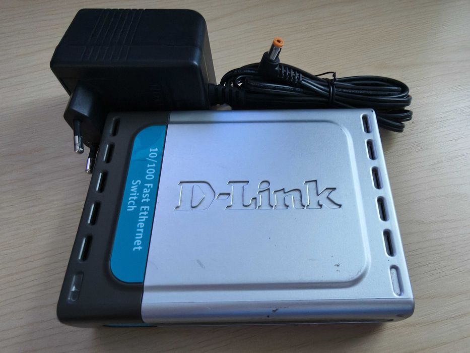 Switch D-Link DES-1005 5 porturi 10/100Mbps. Alimentator original. Impecabil!