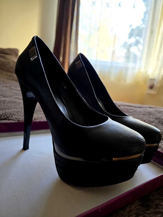 Pantofi cu toc înalt