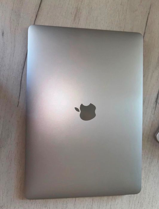 Продается MacBook 2018 (A1932).