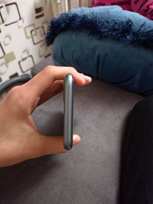 Iphone 11 sotiladi srochna