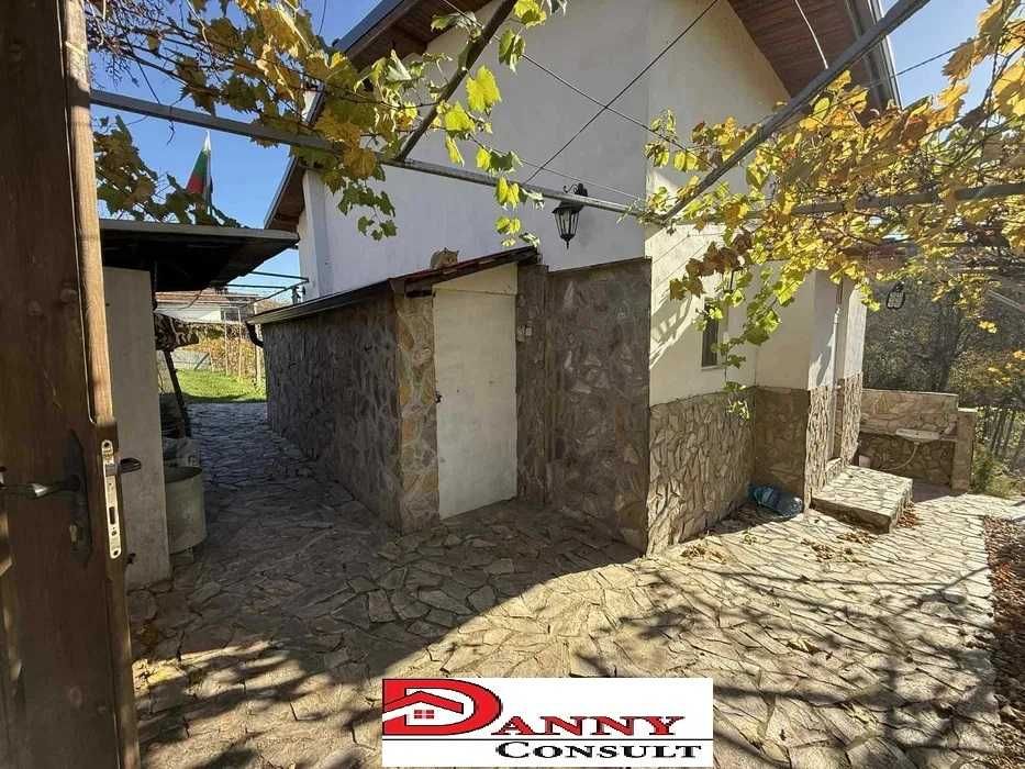 Двуетажна къща с двор в с. Малки чифлик, общ. В.Търново