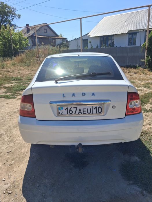 Продам авто Lada Priora хэтчбэк 2011 года.