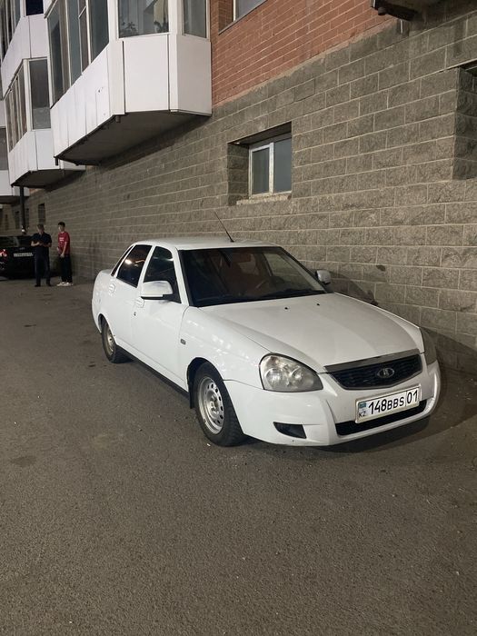 Белая Lada Priora 2