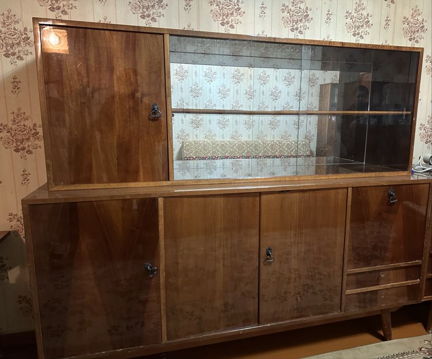 Шкаф буфет в отличном состоянии