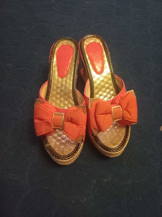 Ayollar kiyimlari srochni sotiladi