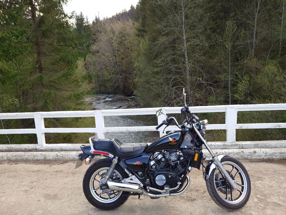 Motocicletă Honda Magna V30