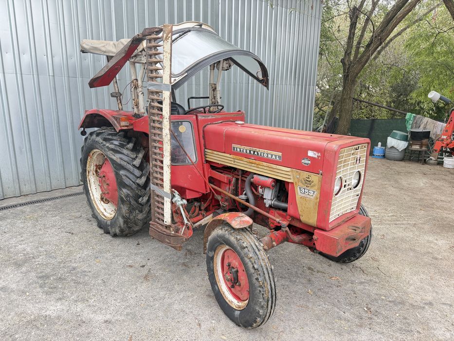 Tractor international 353 cu cositoare
