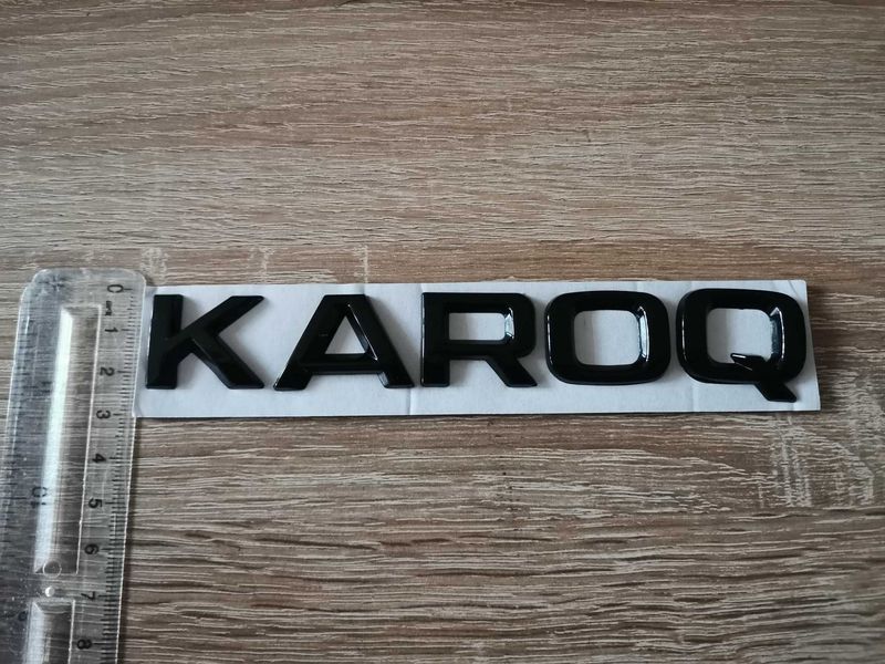 черен надпис Skoda Karoq