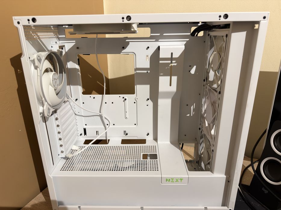 Продавам компютърна кутия NZXT H7 Flow