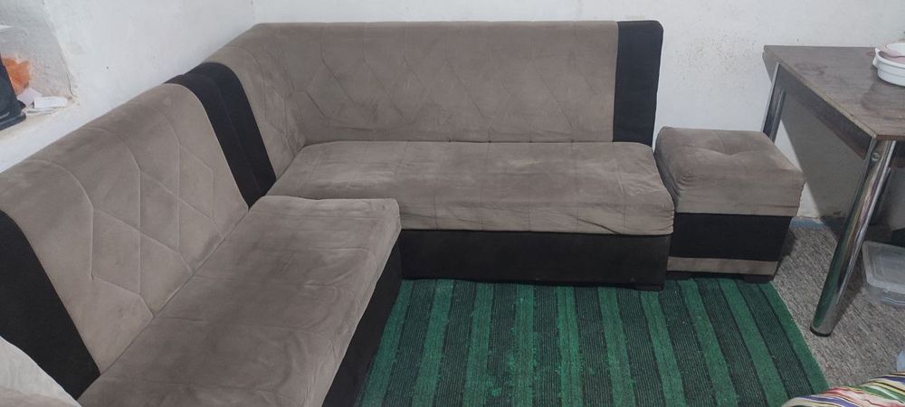 Уголок с пуфиками и падушками