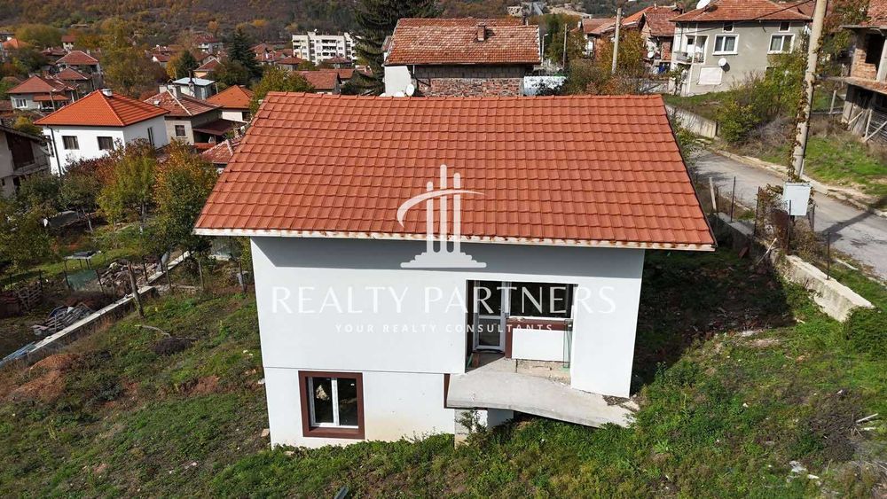 Къща в гр. Земен