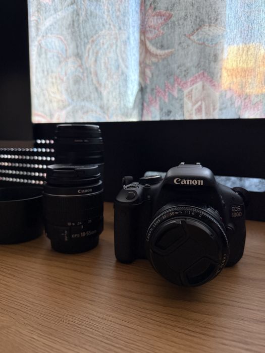 Canon 600D + три обектива + сенник + чанта