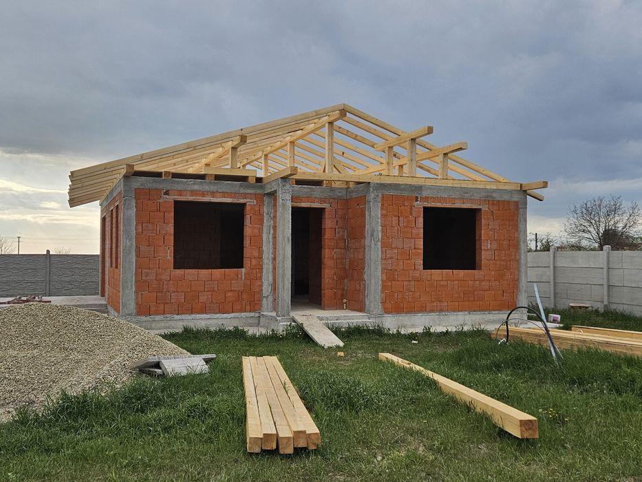 Casă la roșu de vânzare în Leș 

Se oferă spre vânzare casă la roșu situată în localitatea Leș, într-o zonă liniștită