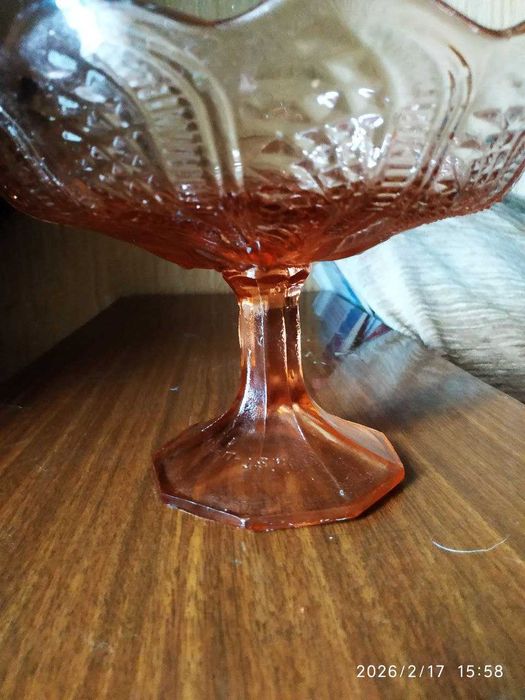 Ваза  из розового стекла для фруктов