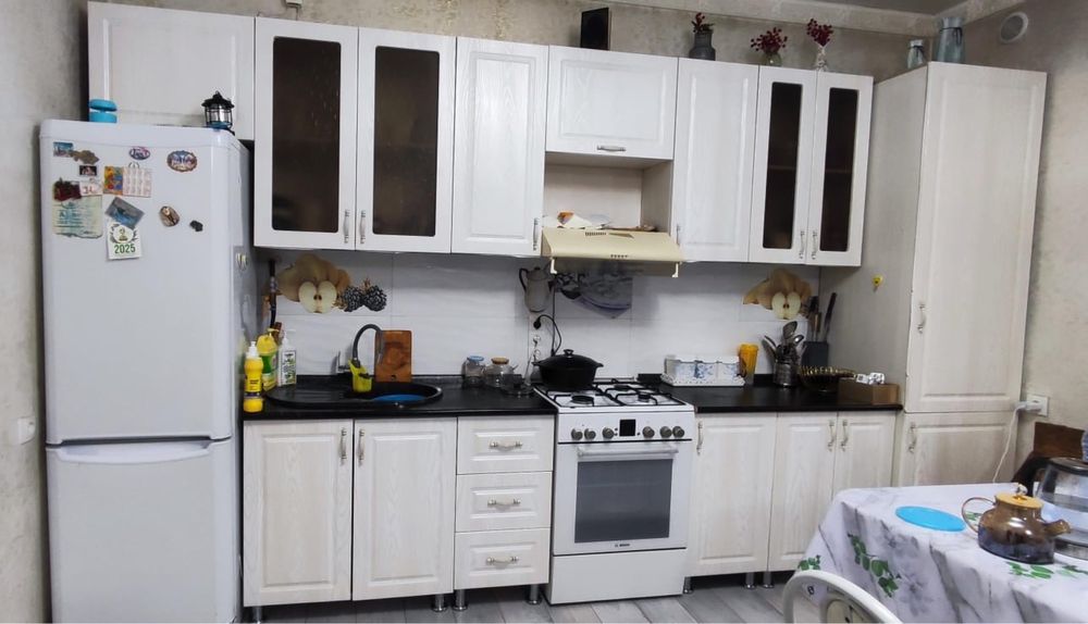 Кухонный гарнитур и холодильник