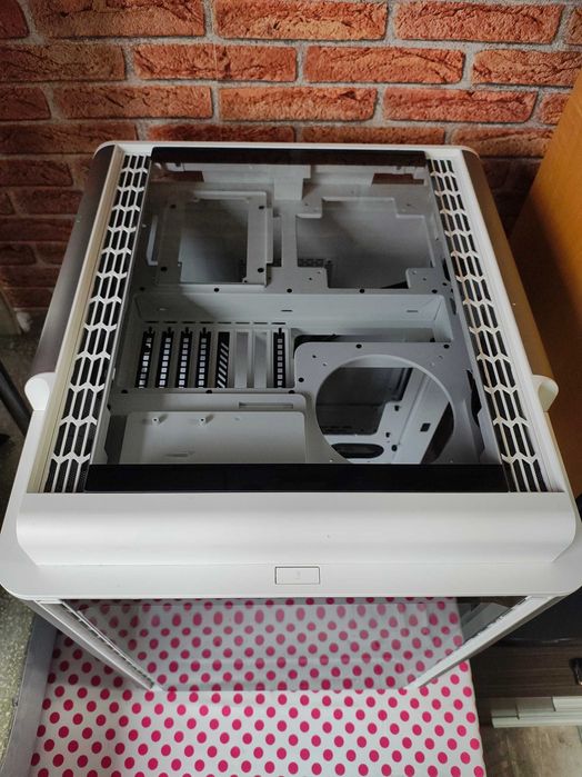 Carcasa Thermaltake Level 20 HT Snow Edition.