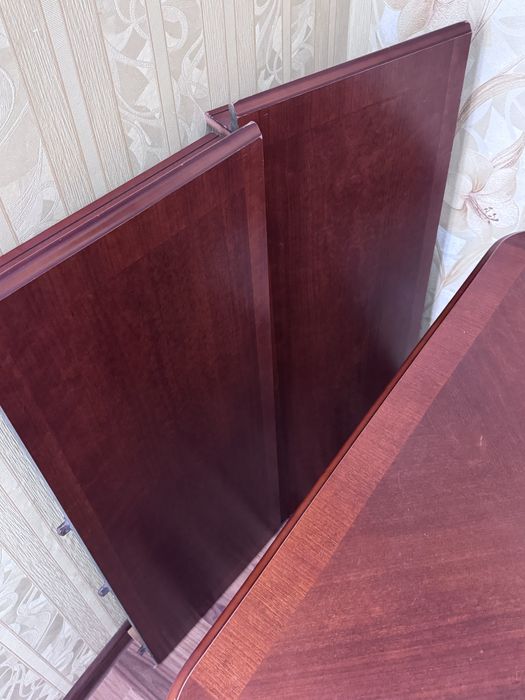 Стол для гостинной