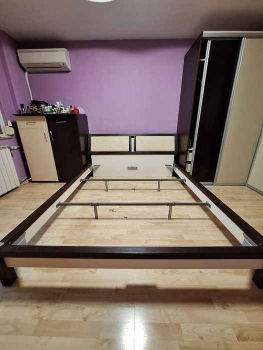 Спалня с подарък под матрачни рамки