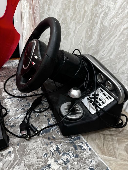 Игровой руль с педалями