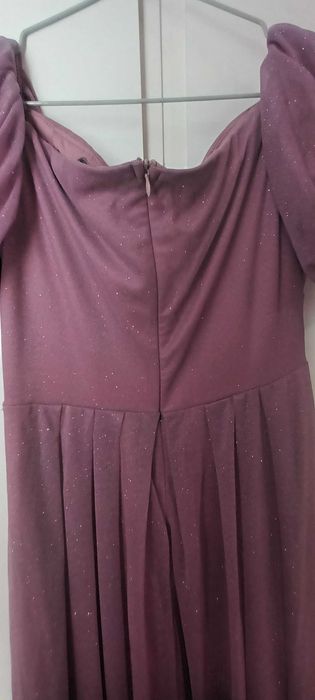 Дълга официална рокля с брукатени частици.