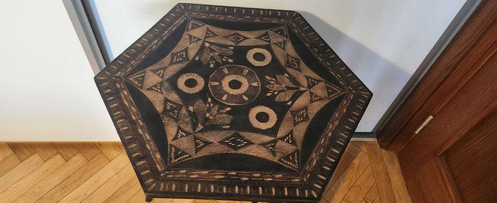 Masuta de cafea hexagonala stil Brancovenesc