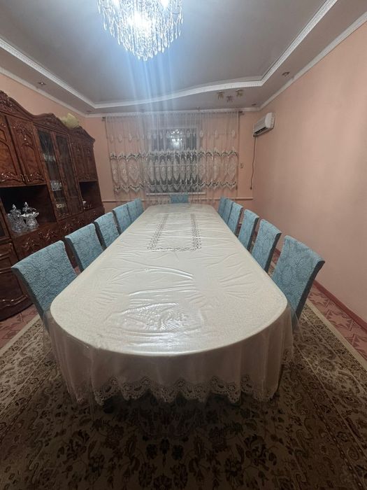 Стенка және стол стулясымен