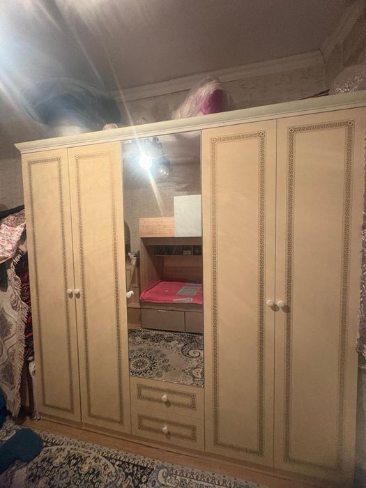 Бес есікті шифонер