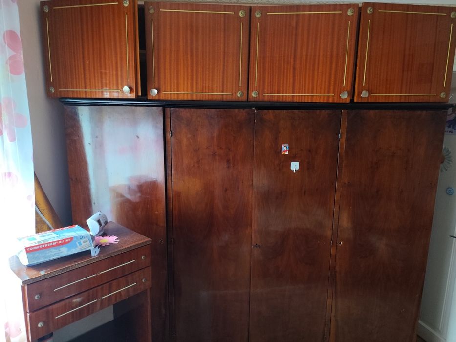 Vând mobila veche din lemn masiv