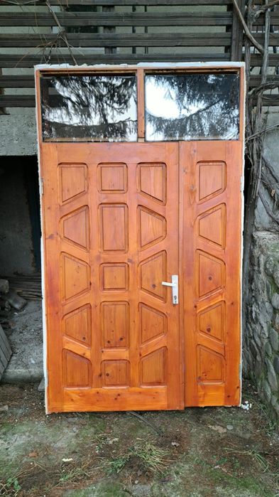 Usa exterior din lemn