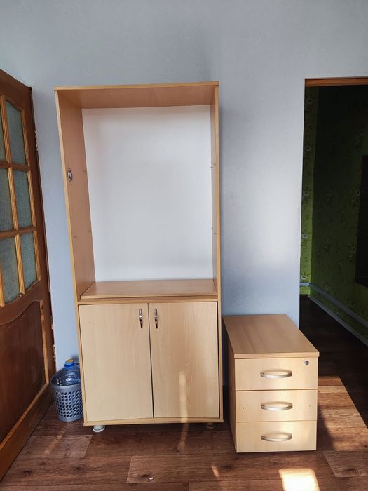 Стол,шкаф и две тумбочки
