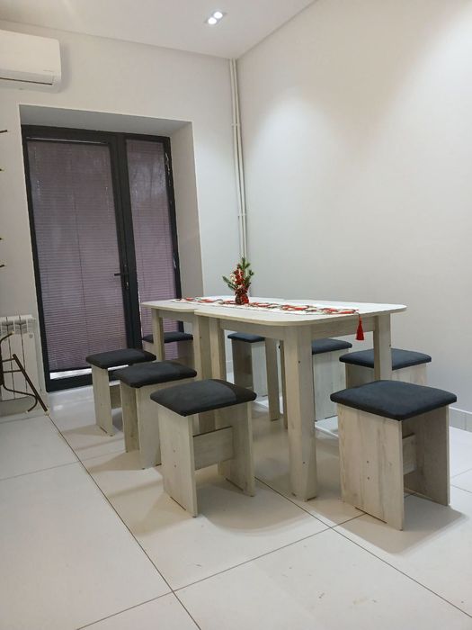 Продаются 3 стола с табуретками. Два стола полукруглые,один прям